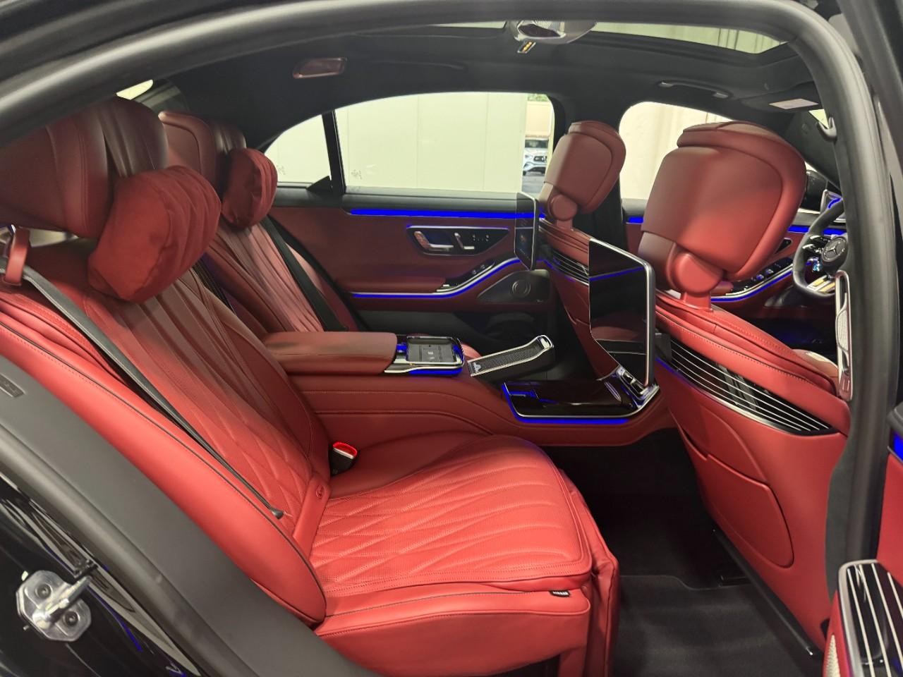 Mercedes-Benz S-Class Vehicle Full-screen Gallery Image 10