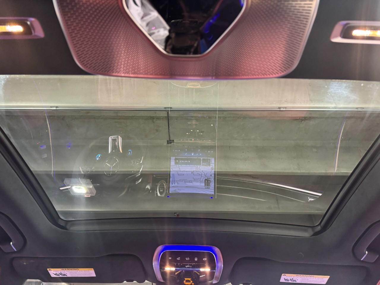 Mercedes-Benz S-Class Vehicle Full-screen Gallery Image 12