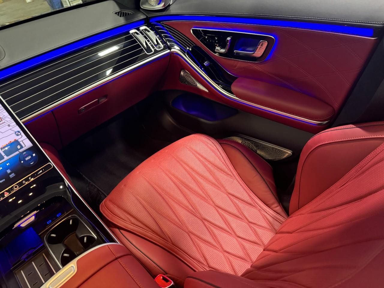 Mercedes-Benz S-Class Vehicle Full-screen Gallery Image 16