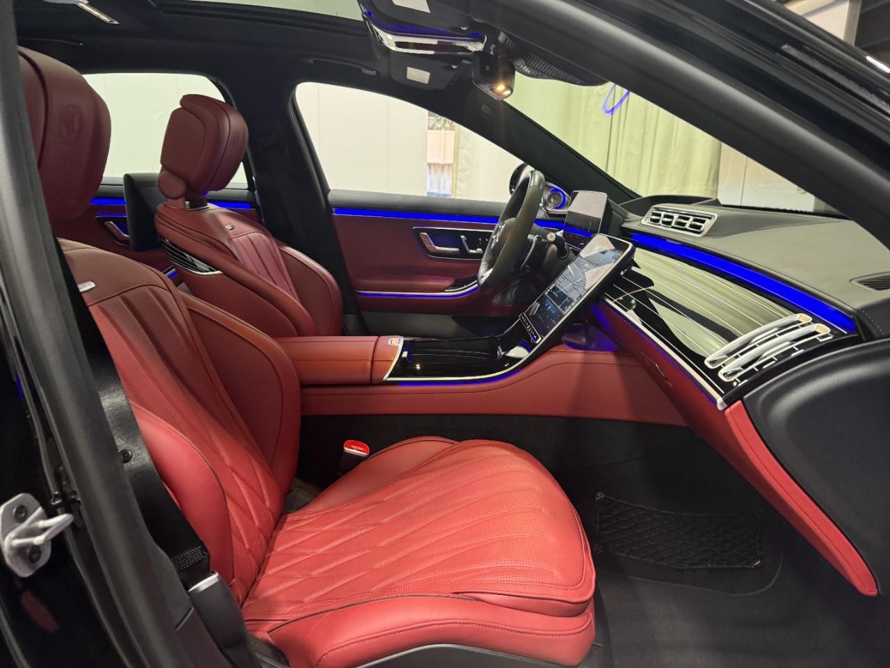 Mercedes-Benz S-Class Vehicle Full-screen Gallery Image 17