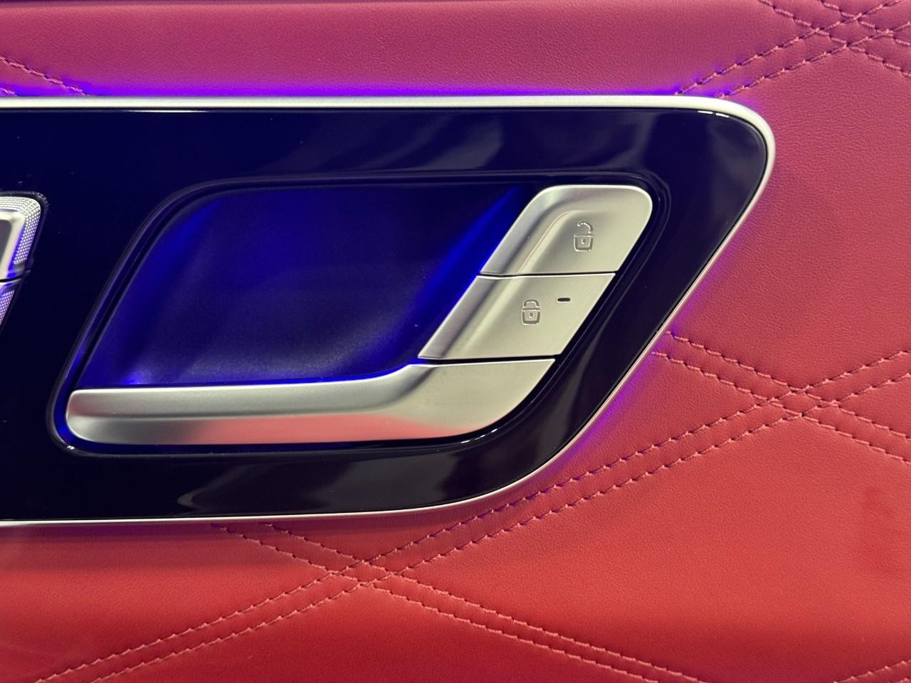 Mercedes-Benz S-Class Vehicle Full-screen Gallery Image 20