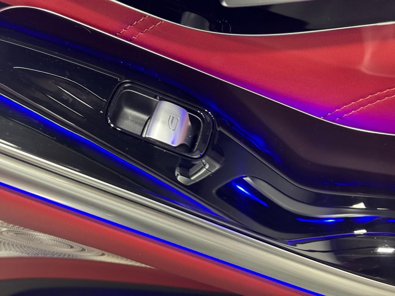 Mercedes-Benz S-Class Vehicle Full-screen Gallery Image 21