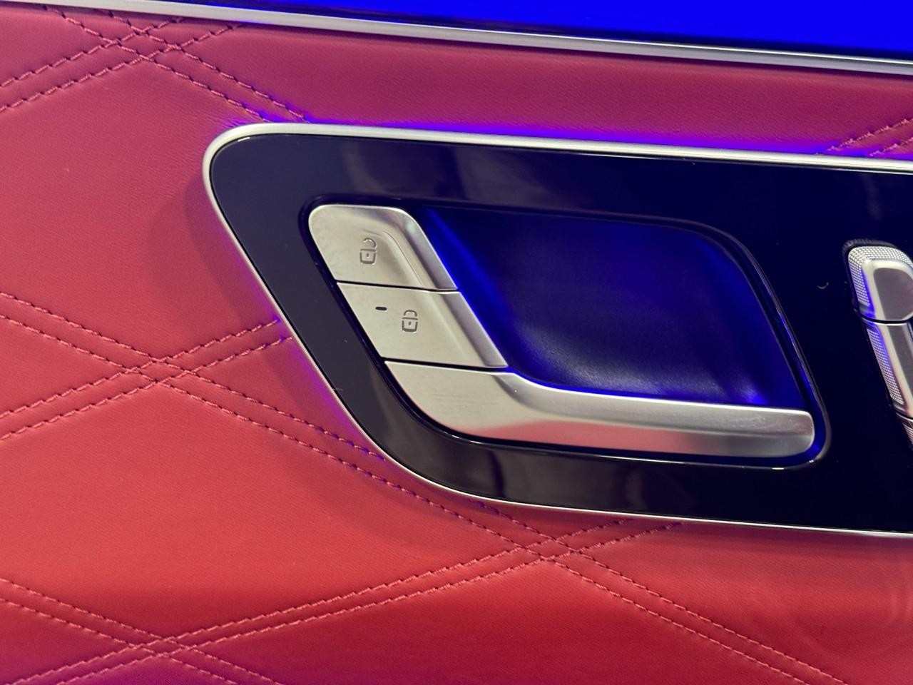 Mercedes-Benz S-Class Vehicle Full-screen Gallery Image 22