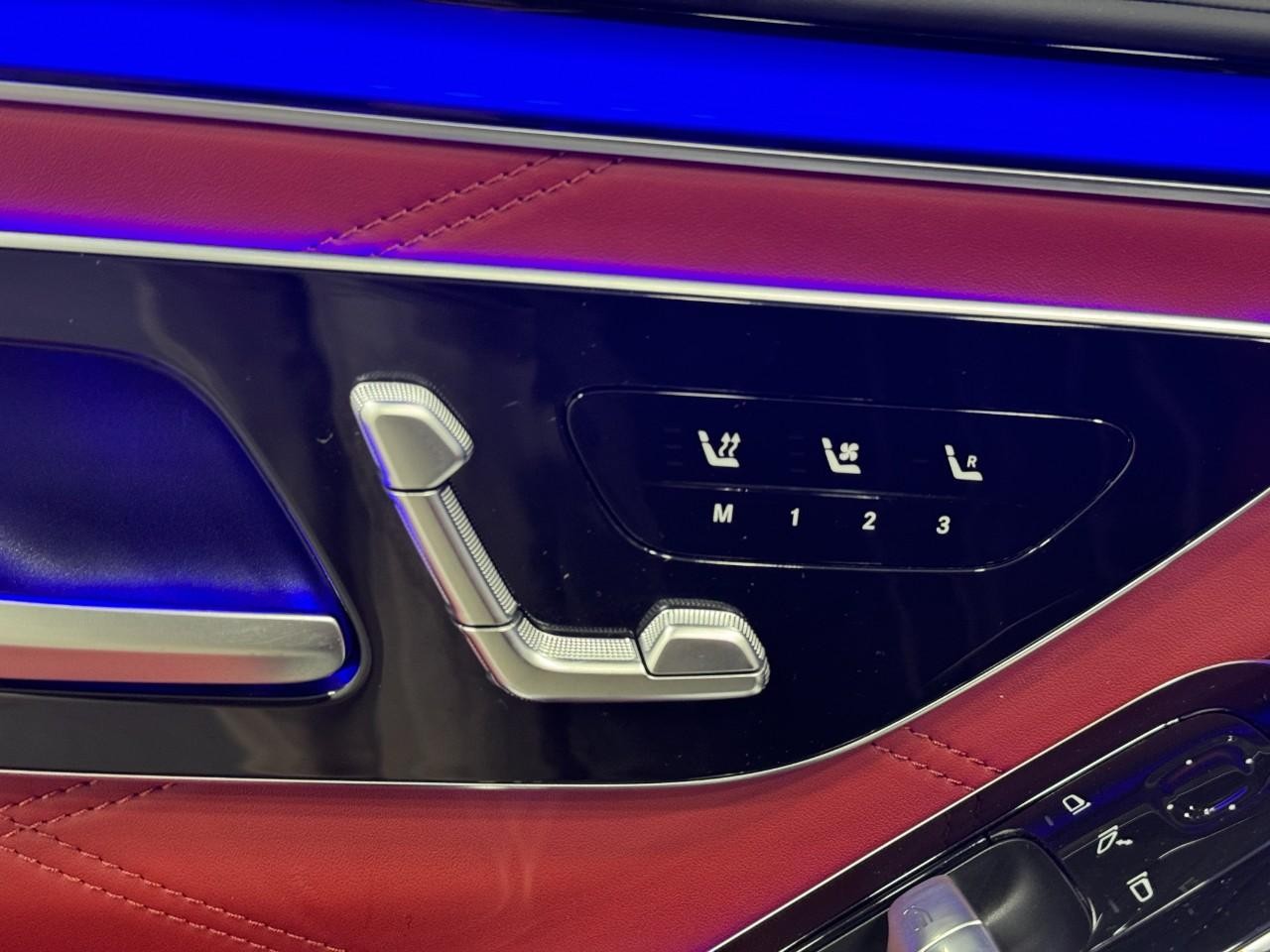 Mercedes-Benz S-Class Vehicle Full-screen Gallery Image 23