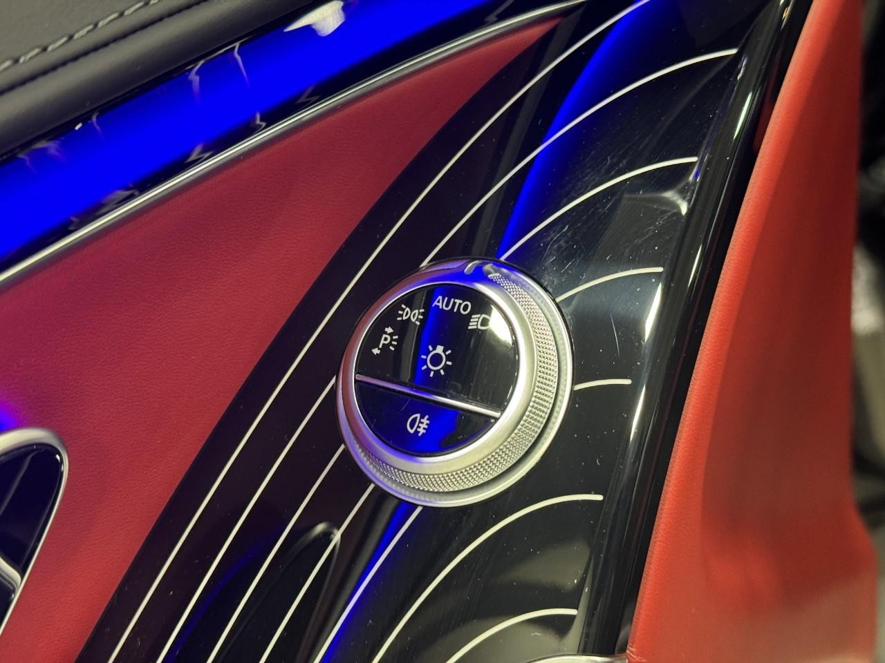 Mercedes-Benz S-Class Vehicle Full-screen Gallery Image 24