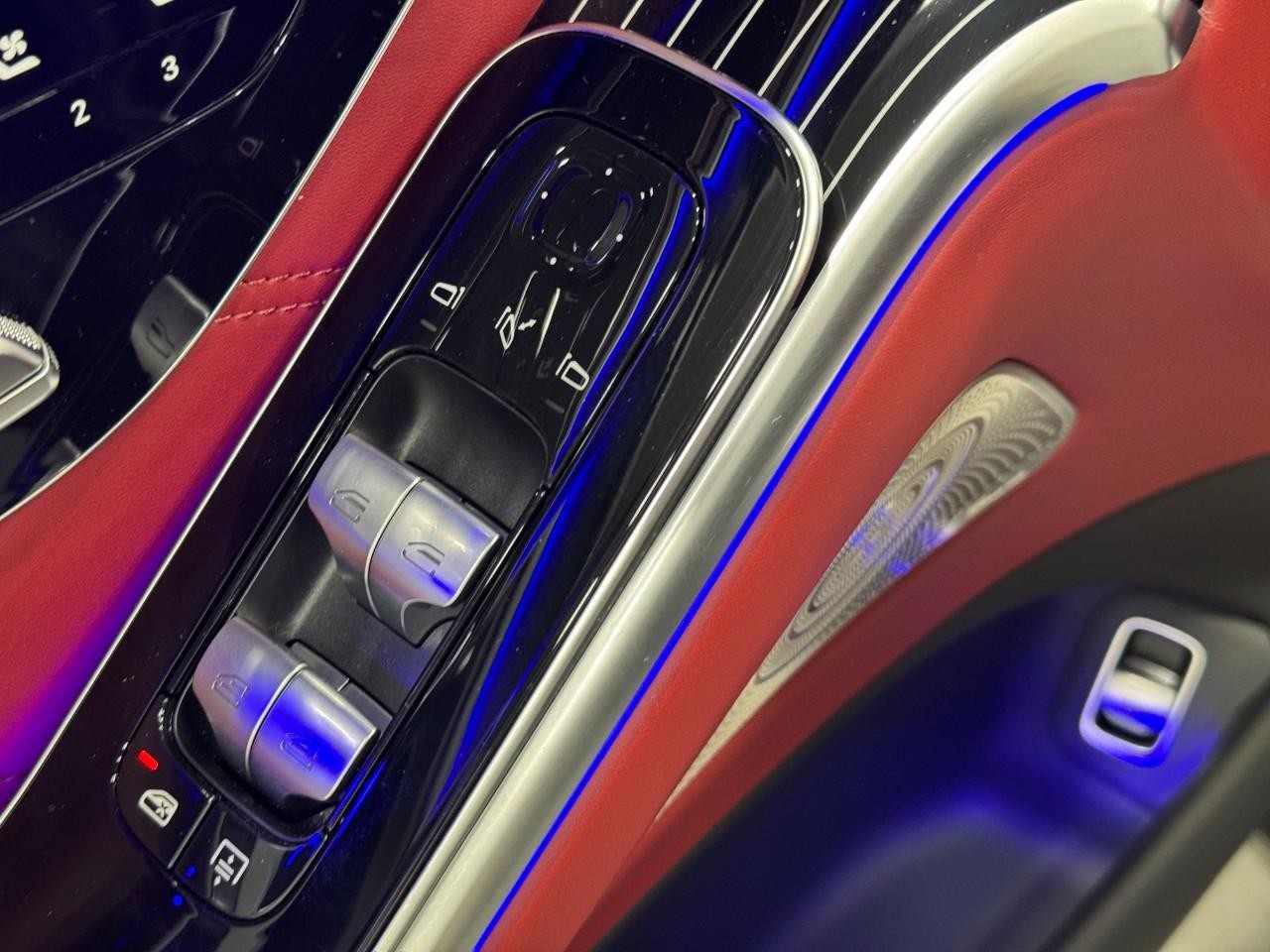 Mercedes-Benz S-Class Vehicle Full-screen Gallery Image 25