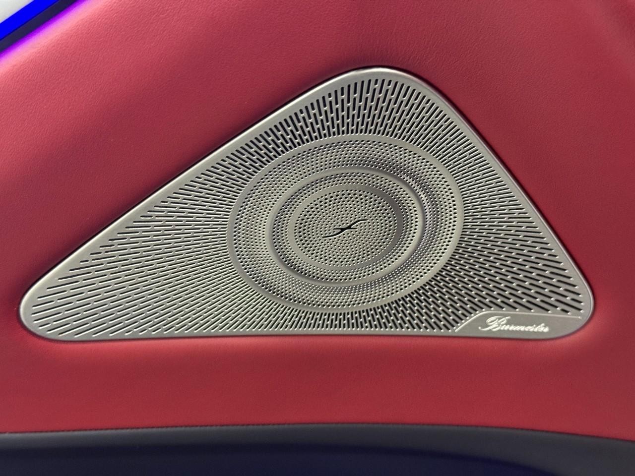 Mercedes-Benz S-Class Vehicle Full-screen Gallery Image 26