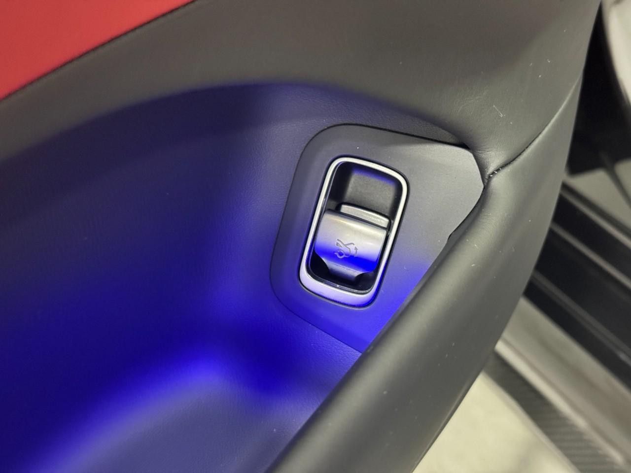 Mercedes-Benz S-Class Vehicle Full-screen Gallery Image 27