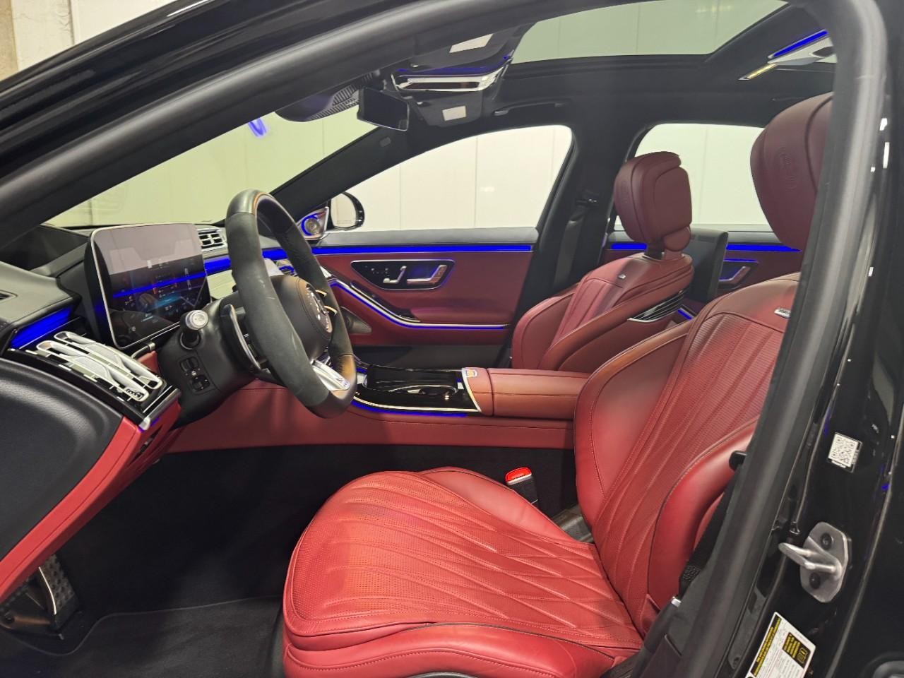 Mercedes-Benz S-Class Vehicle Full-screen Gallery Image 28