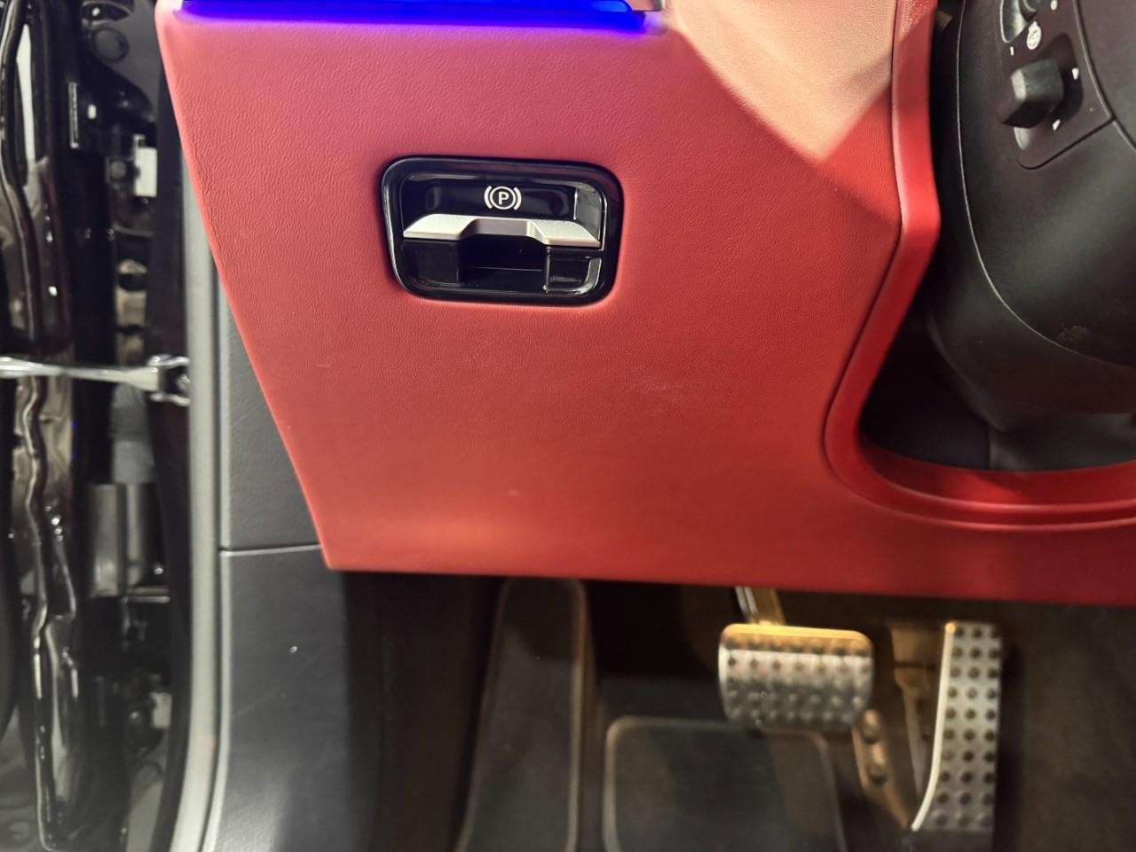 Mercedes-Benz S-Class Vehicle Full-screen Gallery Image 30