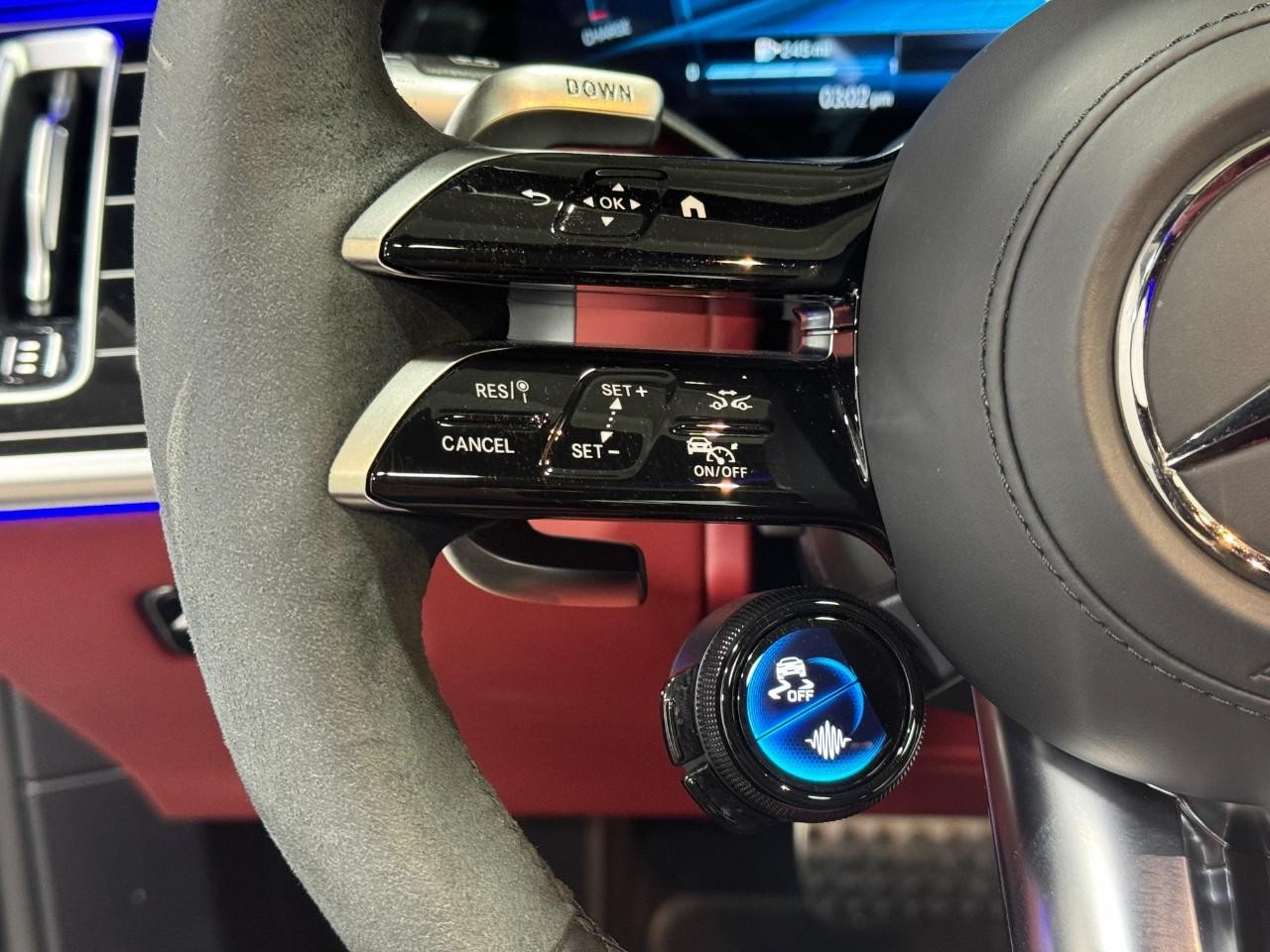 Mercedes-Benz S-Class Vehicle Full-screen Gallery Image 31