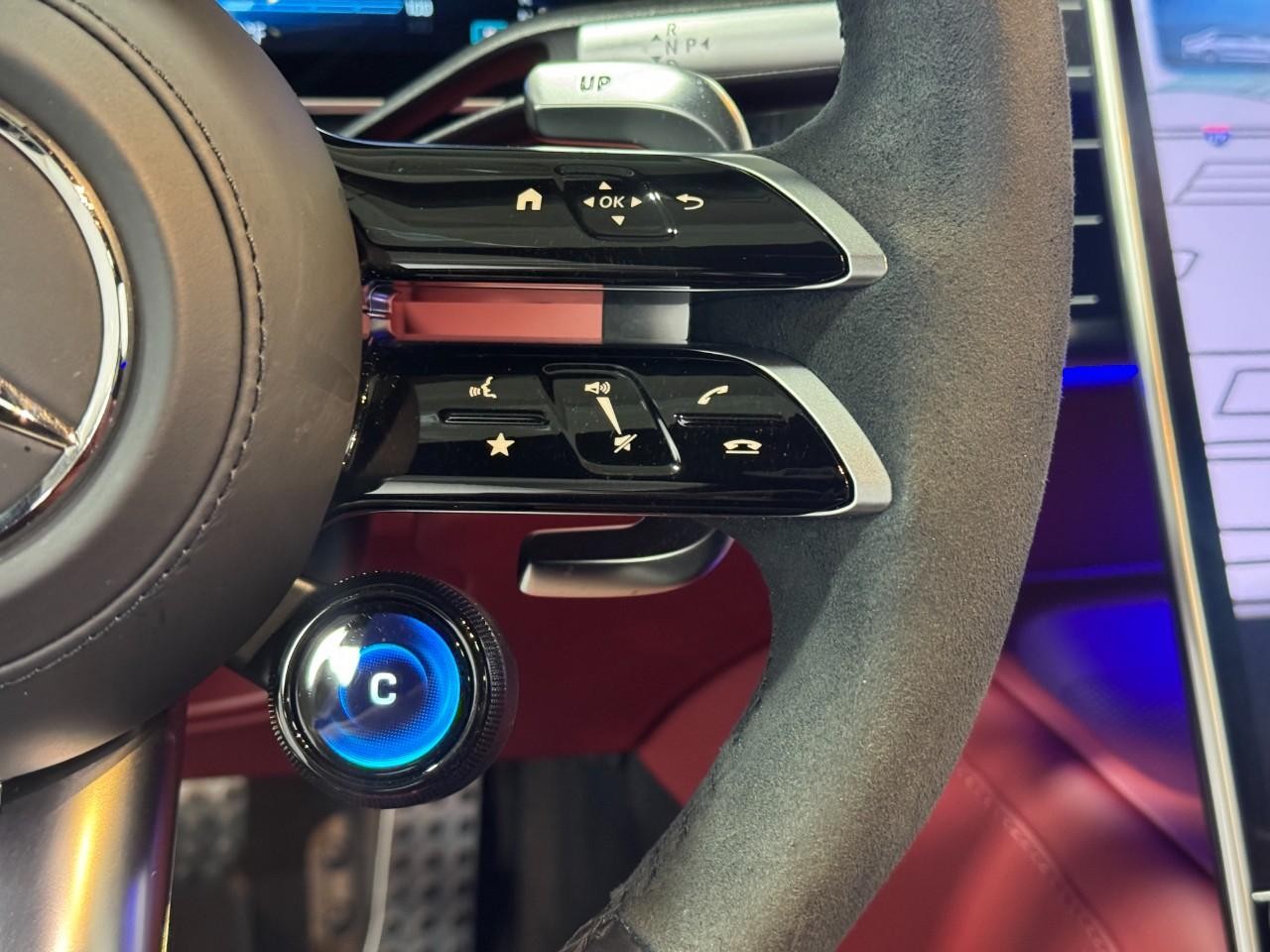 Mercedes-Benz S-Class Vehicle Full-screen Gallery Image 32