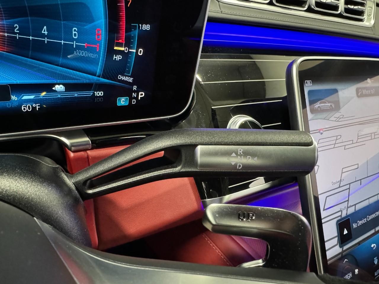 Mercedes-Benz S-Class Vehicle Full-screen Gallery Image 34