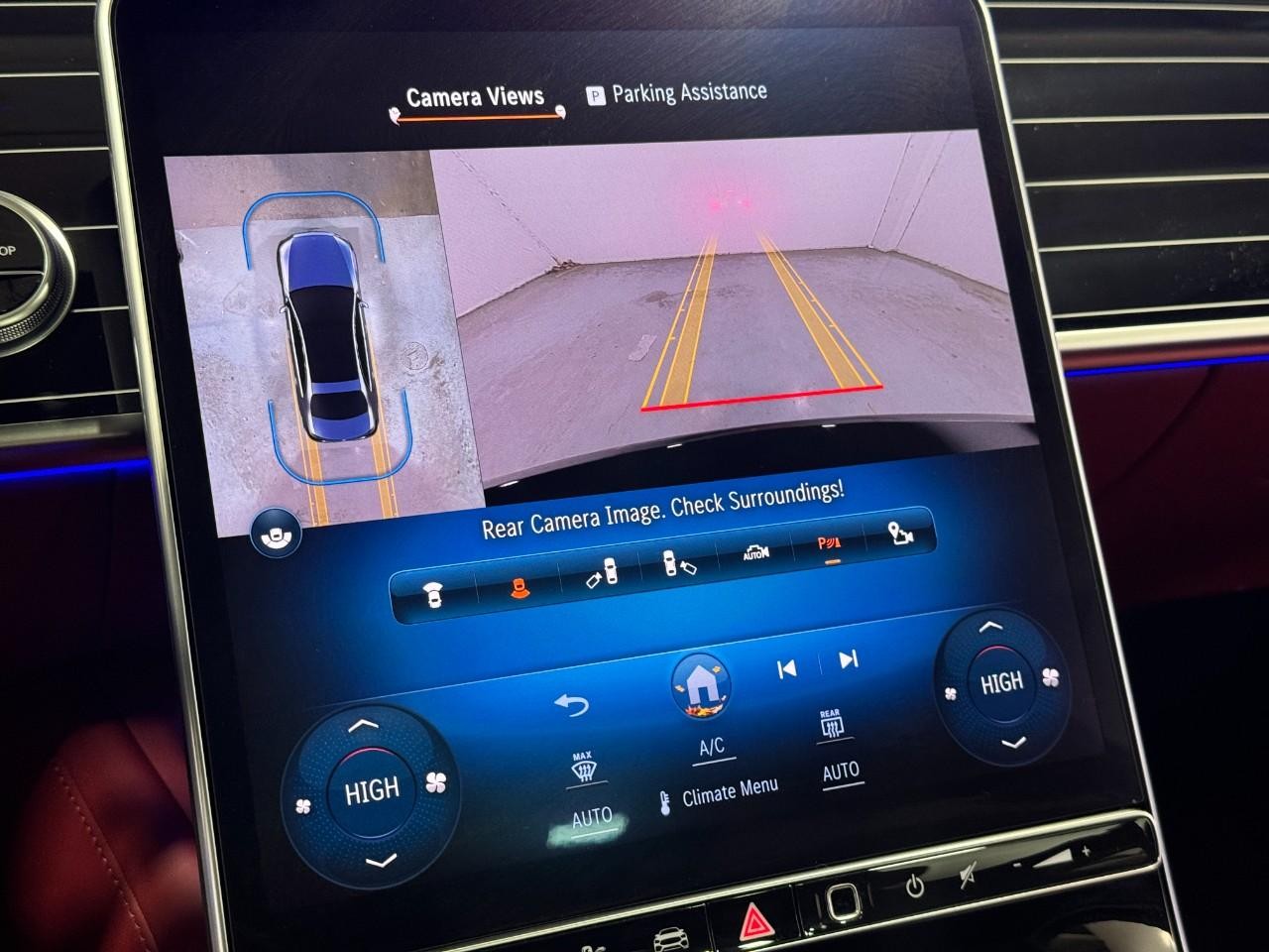 Mercedes-Benz S-Class Vehicle Full-screen Gallery Image 35