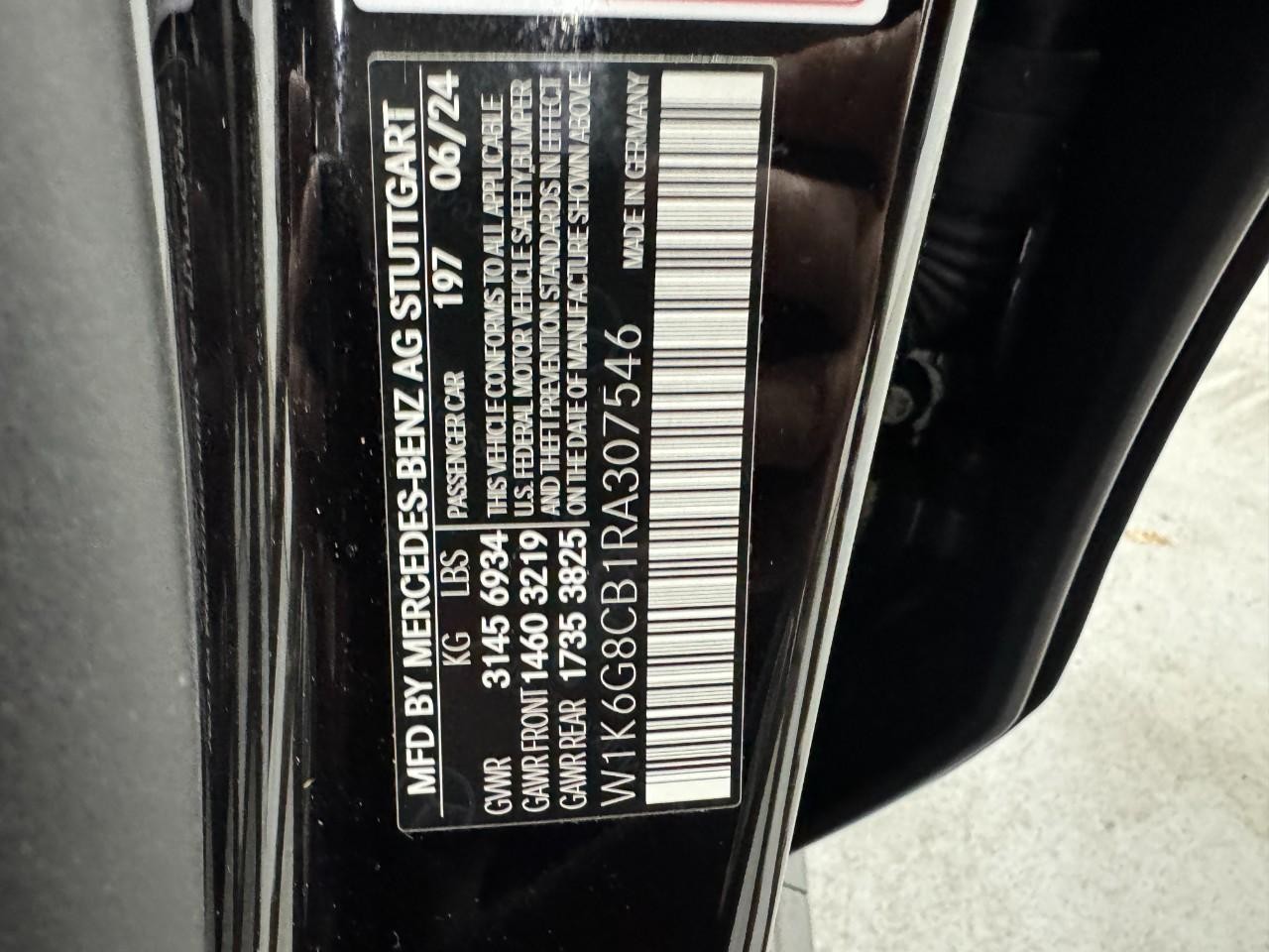 Mercedes-Benz S-Class Vehicle Full-screen Gallery Image 36