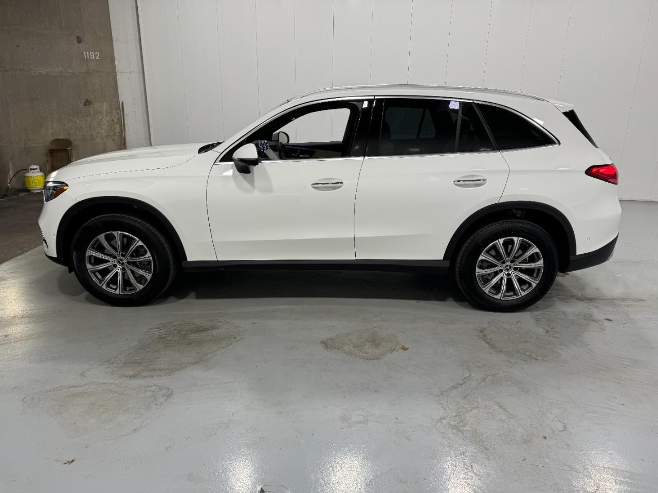 Mercedes-Benz GLC Vehicle Full-screen Gallery Image 2