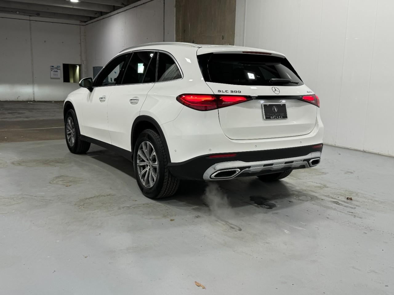 Mercedes-Benz GLC Vehicle Full-screen Gallery Image 3