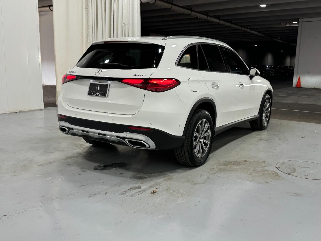 Mercedes-Benz GLC Vehicle Full-screen Gallery Image 4