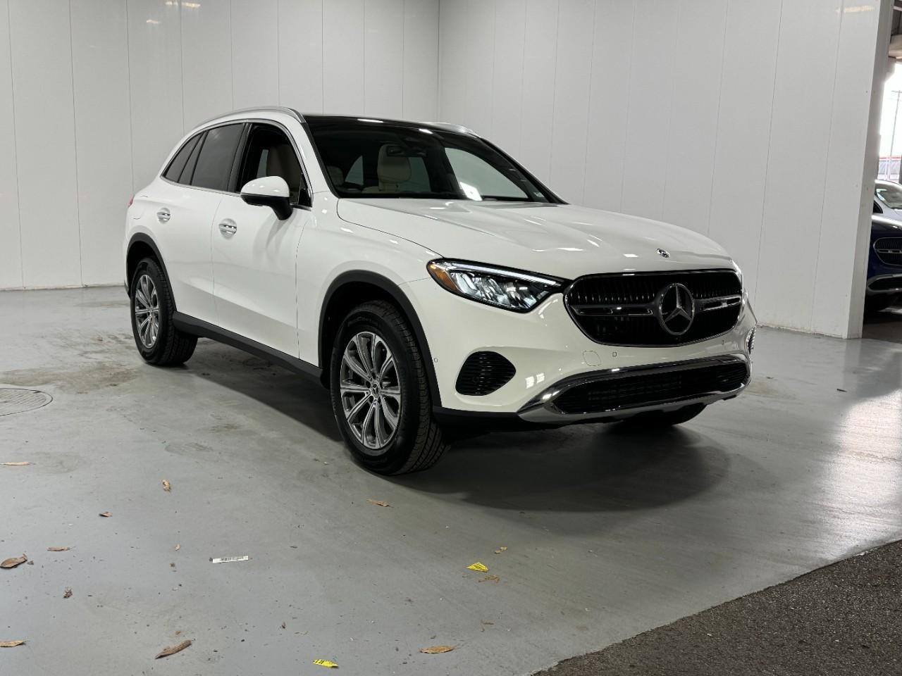 Mercedes-Benz GLC Vehicle Full-screen Gallery Image 6