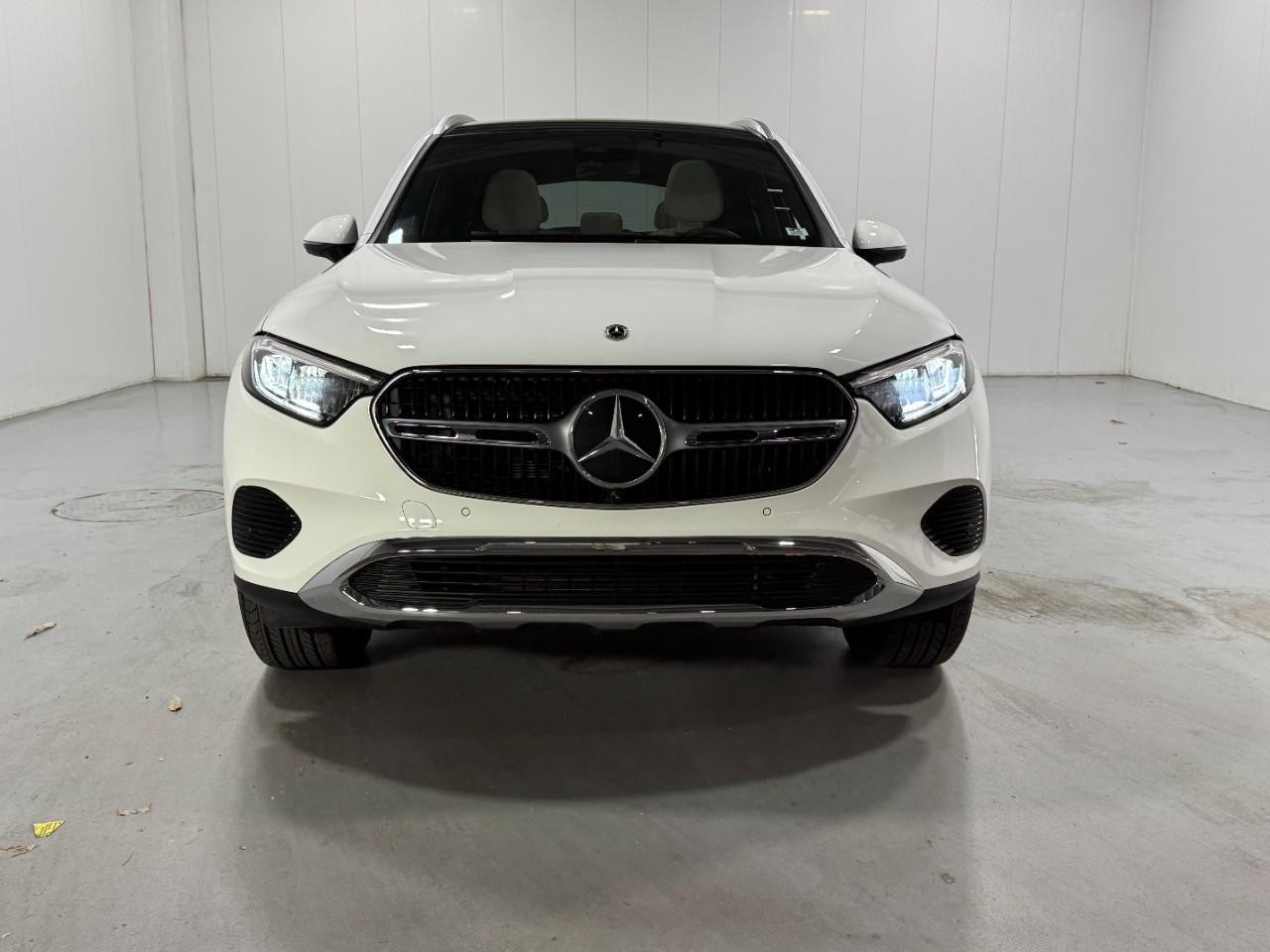 Mercedes-Benz GLC Vehicle Full-screen Gallery Image 7