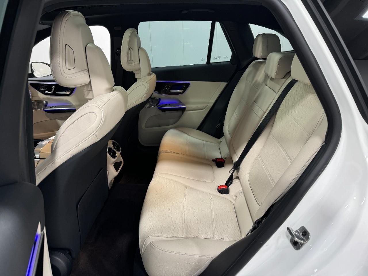 Mercedes-Benz GLC Vehicle Full-screen Gallery Image 8