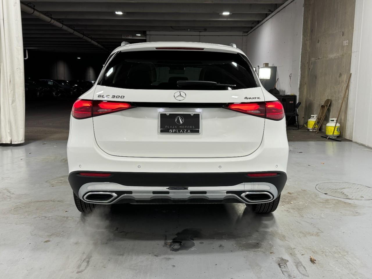 Mercedes-Benz GLC Vehicle Full-screen Gallery Image 9