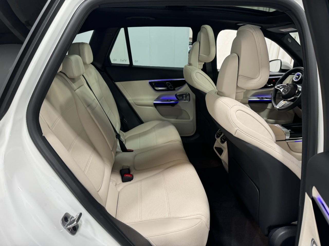 Mercedes-Benz GLC Vehicle Full-screen Gallery Image 10