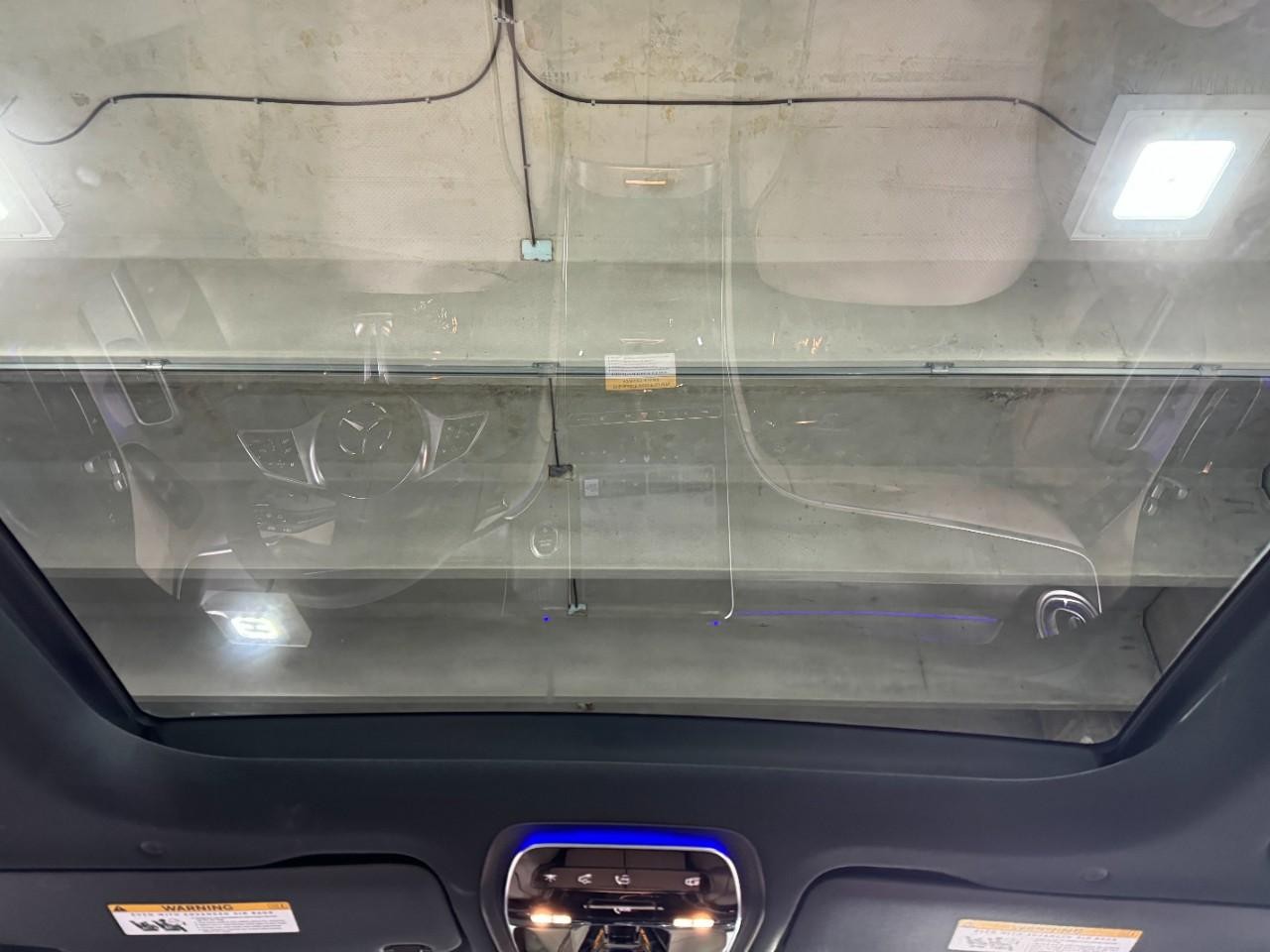 Mercedes-Benz GLC Vehicle Full-screen Gallery Image 11