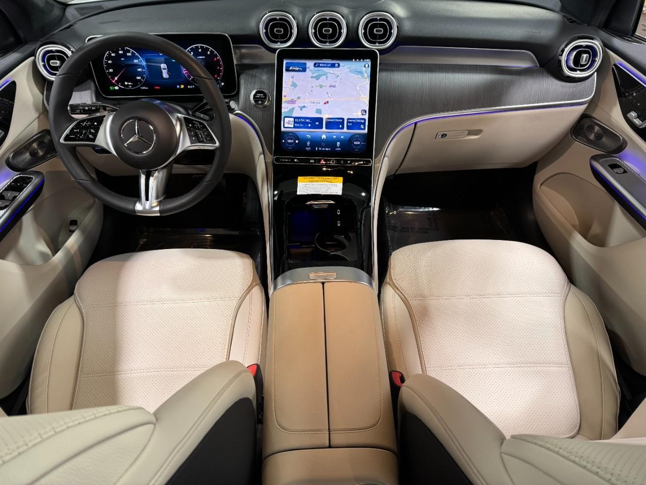 Mercedes-Benz GLC Vehicle Full-screen Gallery Image 12