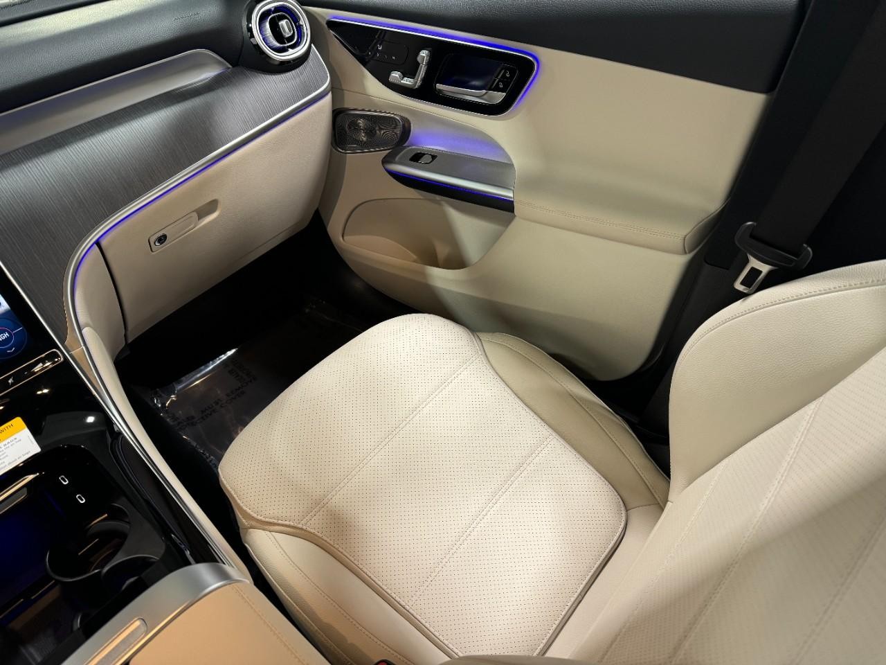 Mercedes-Benz GLC Vehicle Full-screen Gallery Image 15