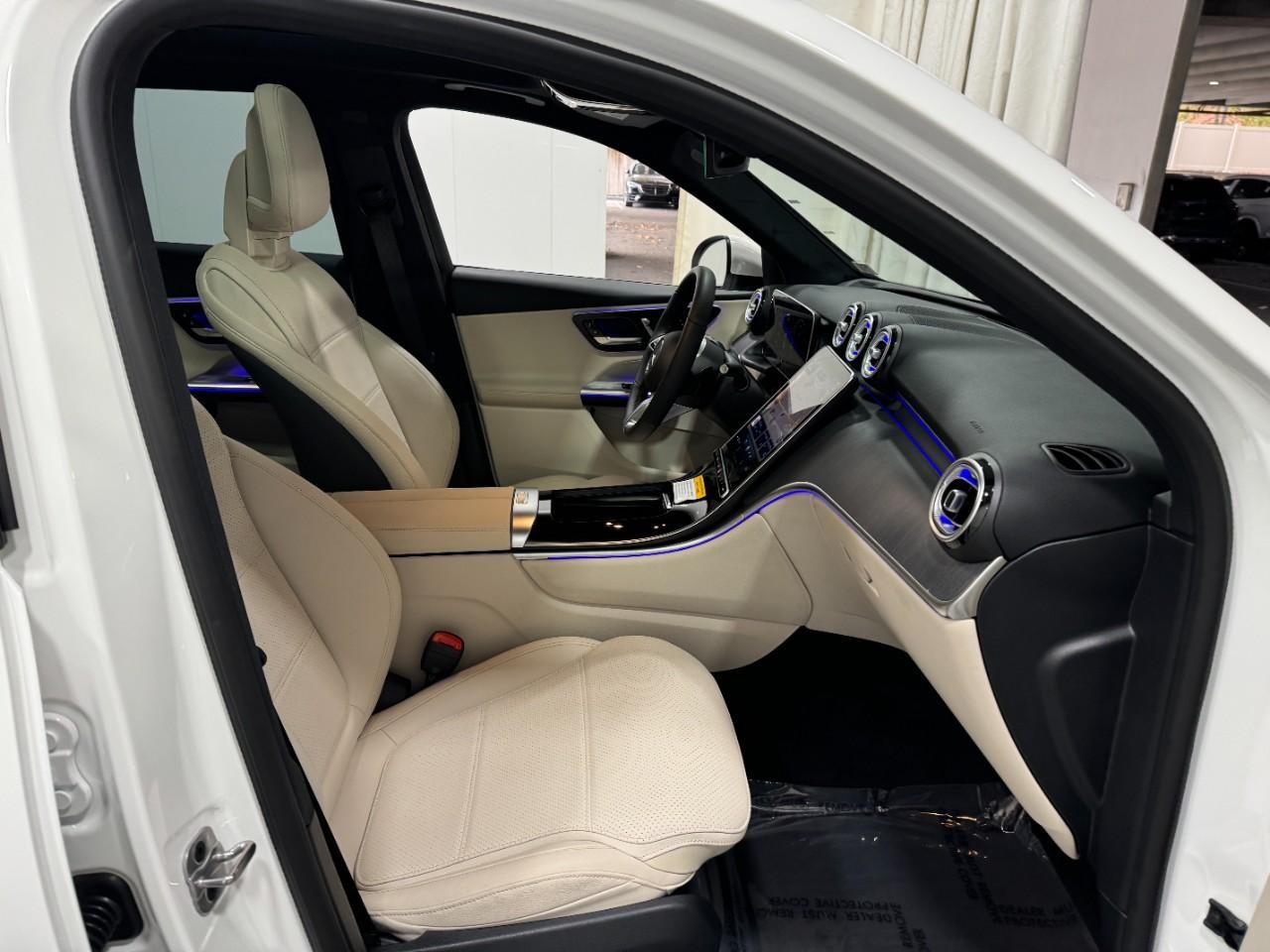 Mercedes-Benz GLC Vehicle Full-screen Gallery Image 16
