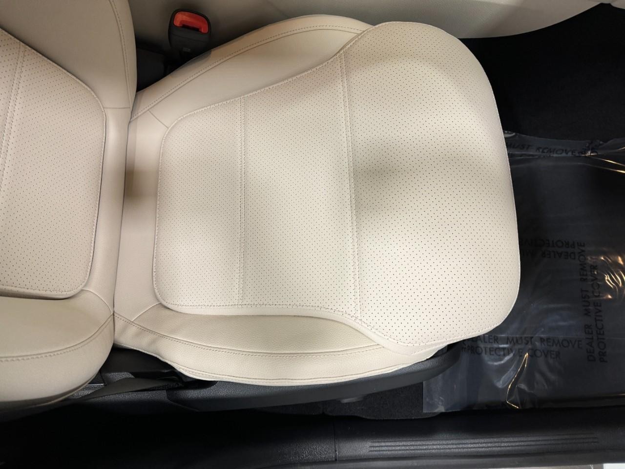 Mercedes-Benz GLC Vehicle Full-screen Gallery Image 17