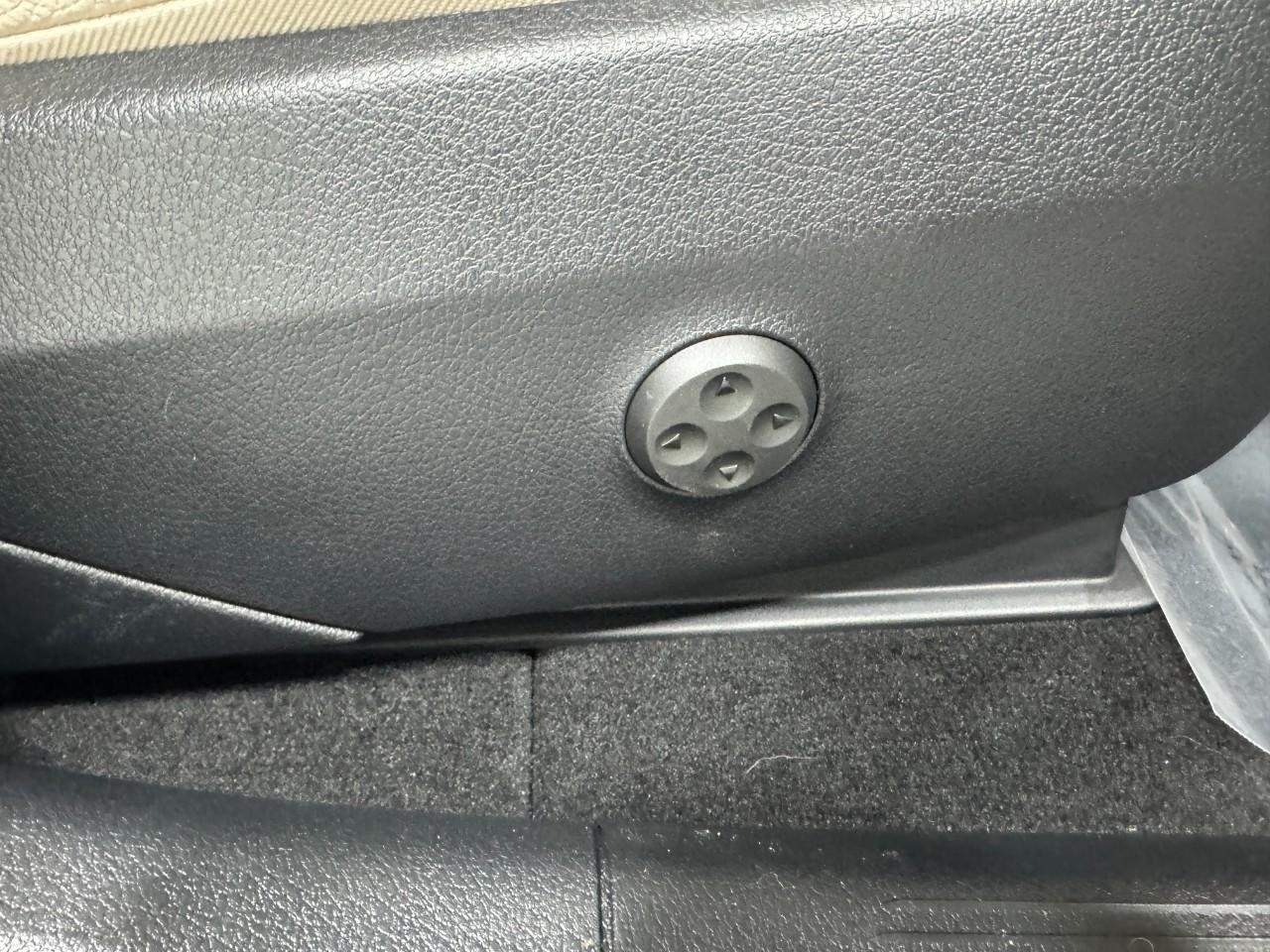 Mercedes-Benz GLC Vehicle Full-screen Gallery Image 18