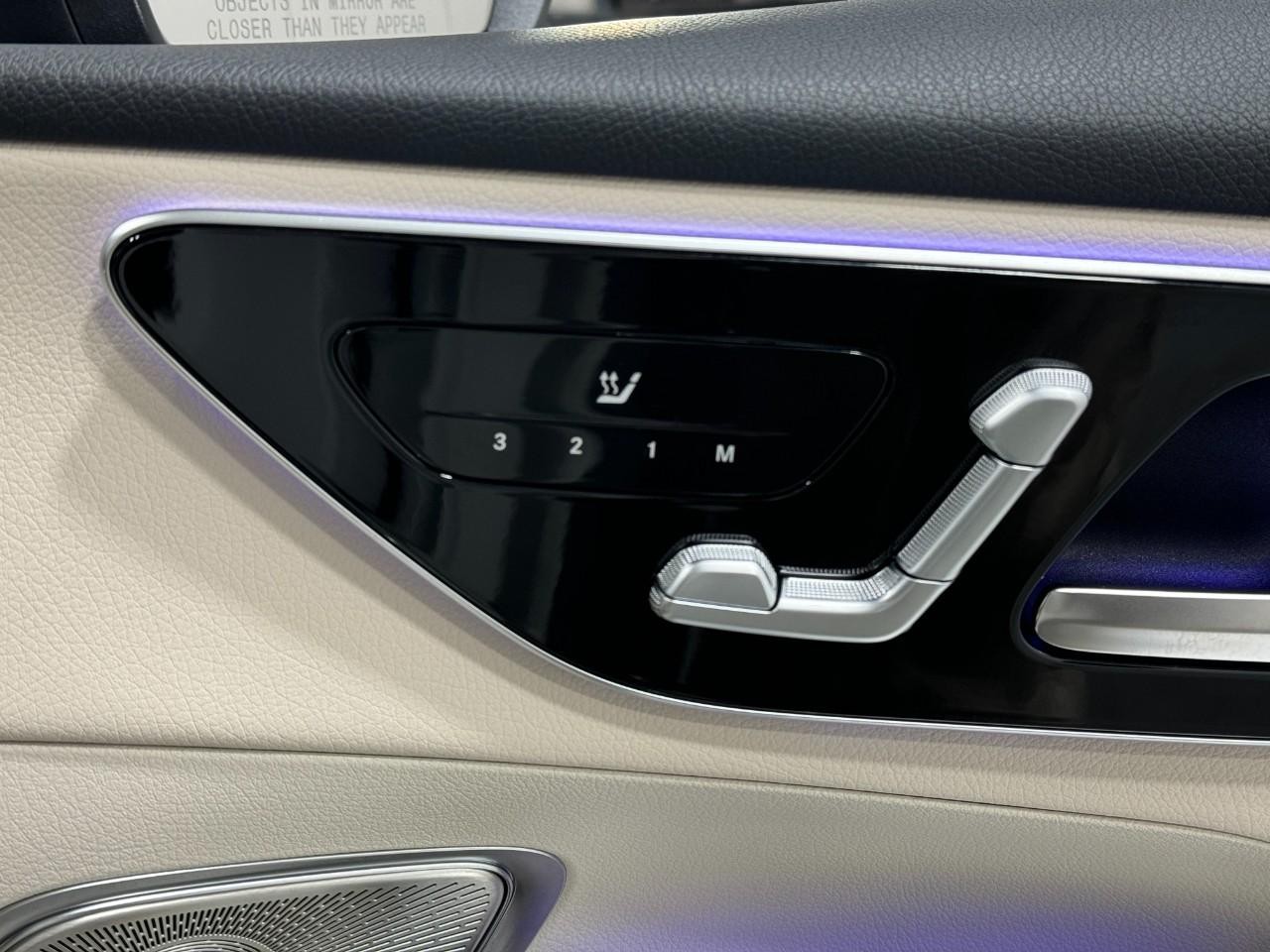 Mercedes-Benz GLC Vehicle Full-screen Gallery Image 19