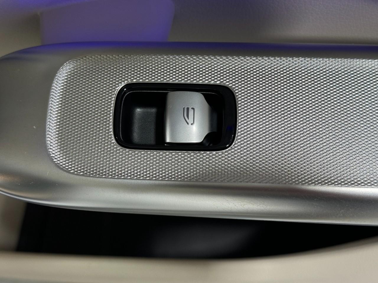 Mercedes-Benz GLC Vehicle Full-screen Gallery Image 21