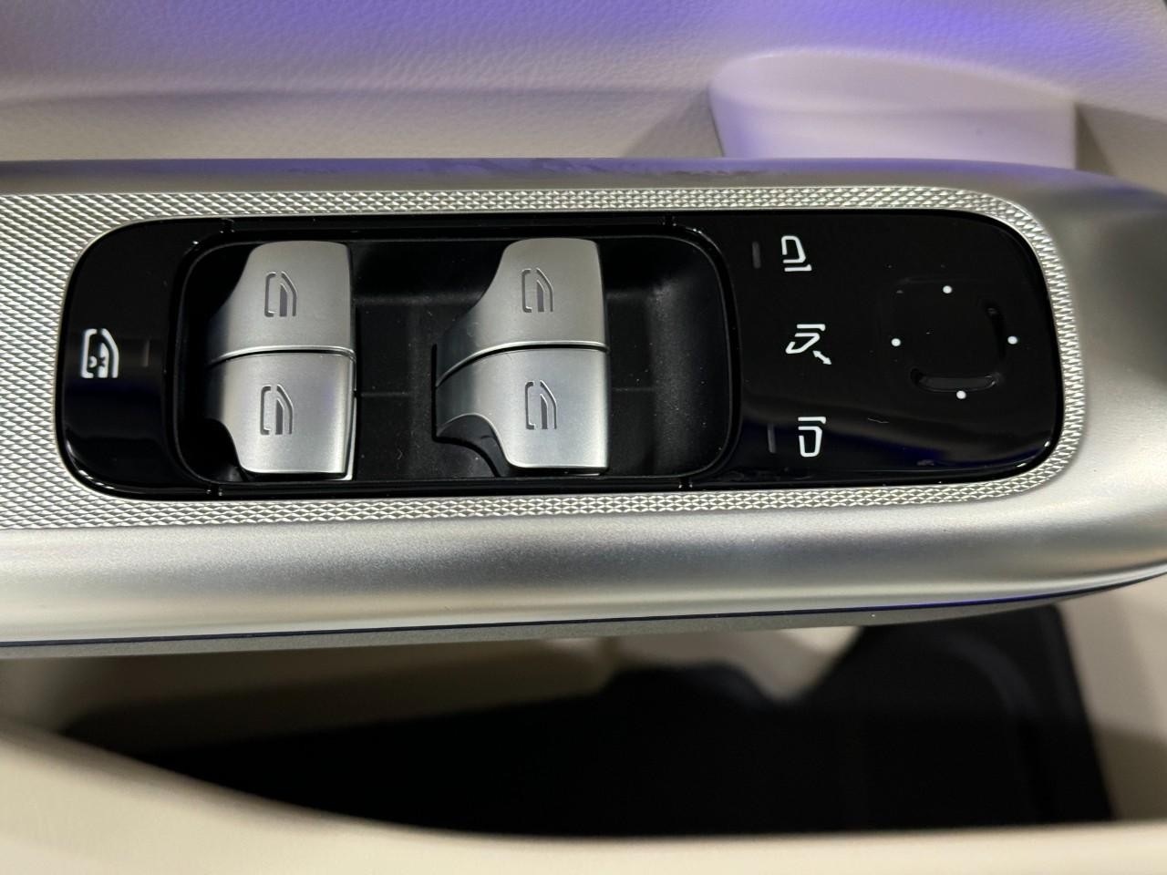 Mercedes-Benz GLC Vehicle Full-screen Gallery Image 25