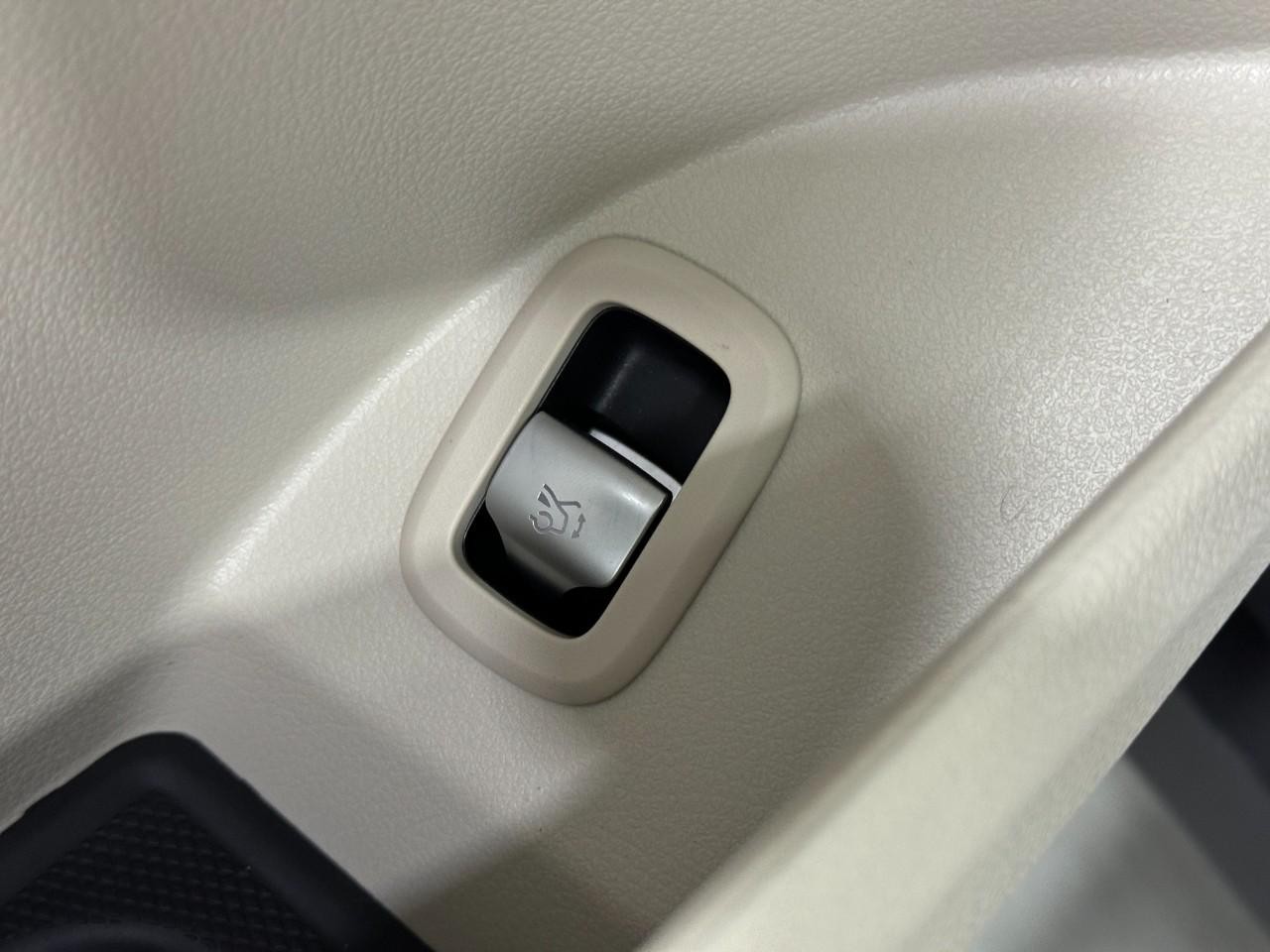 Mercedes-Benz GLC Vehicle Full-screen Gallery Image 26