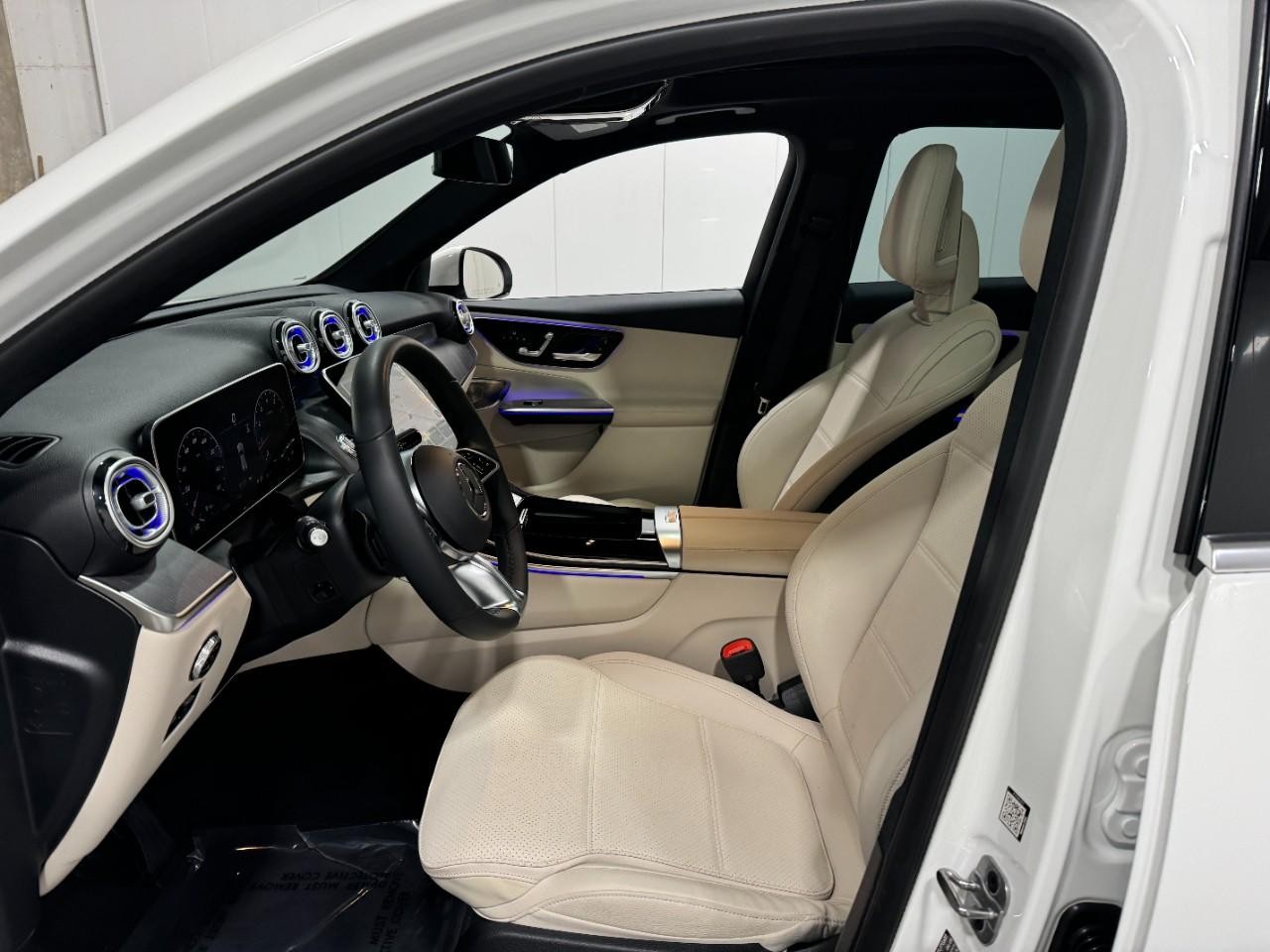 Mercedes-Benz GLC Vehicle Full-screen Gallery Image 27