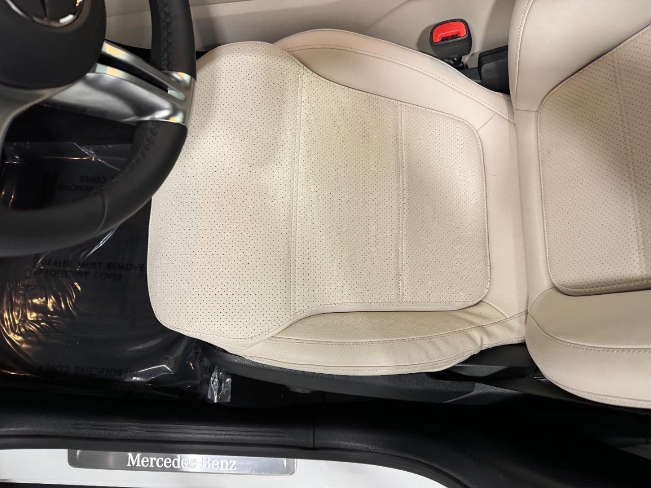 Mercedes-Benz GLC Vehicle Full-screen Gallery Image 28