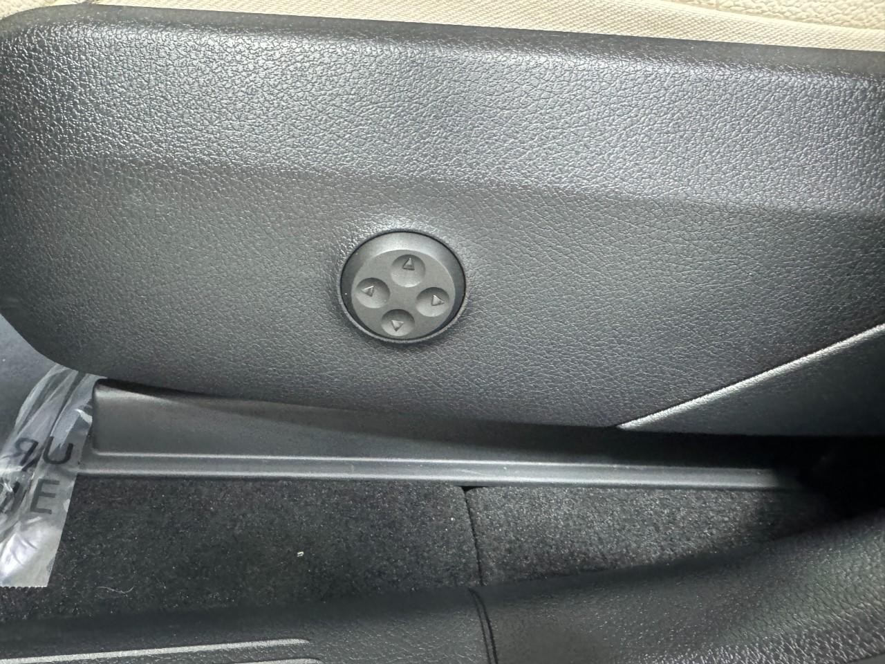 Mercedes-Benz GLC Vehicle Full-screen Gallery Image 29