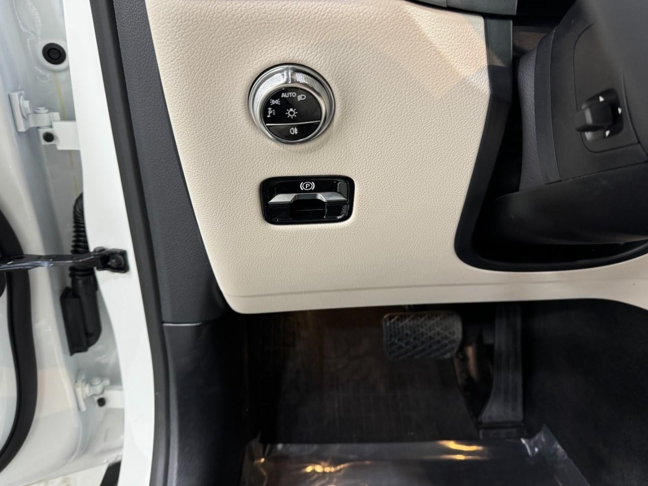 Mercedes-Benz GLC Vehicle Full-screen Gallery Image 30