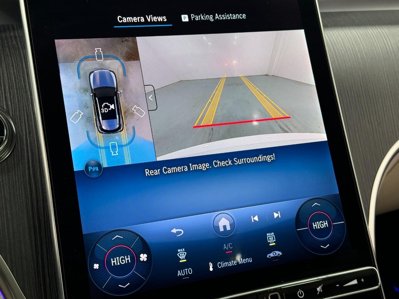 Mercedes-Benz GLC Vehicle Full-screen Gallery Image 35