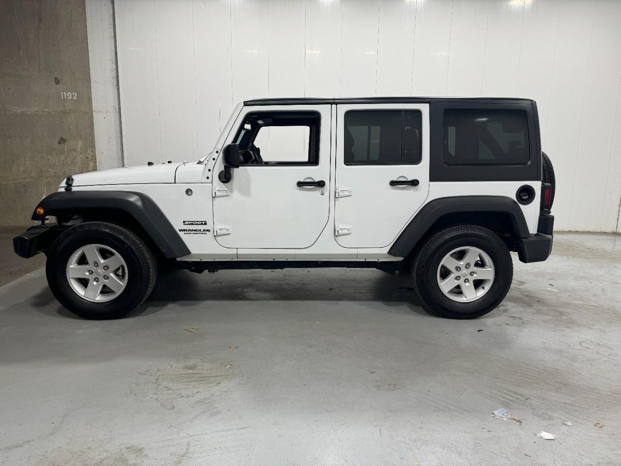 Jeep Wrangler Unlimited Vehicle Full-screen Gallery Image 2