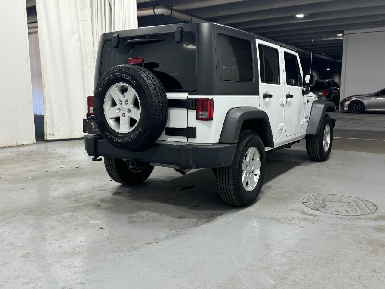 Jeep Wrangler Unlimited Vehicle Full-screen Gallery Image 4