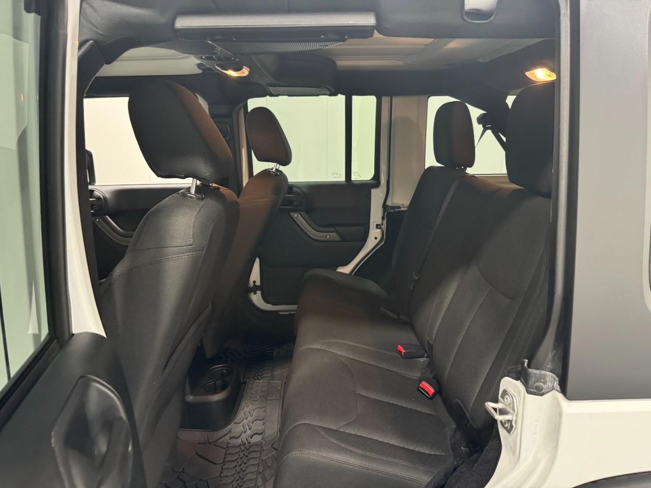 Jeep Wrangler Unlimited Vehicle Full-screen Gallery Image 8