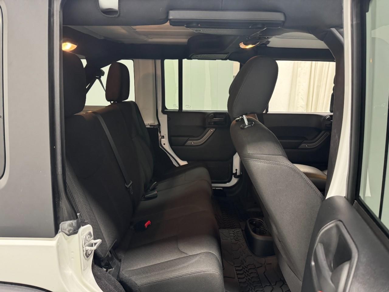 Jeep Wrangler Unlimited Vehicle Full-screen Gallery Image 10