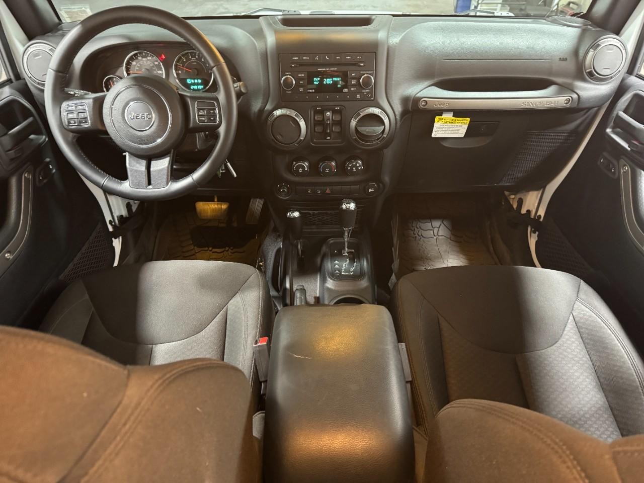 Jeep Wrangler Unlimited Vehicle Full-screen Gallery Image 11