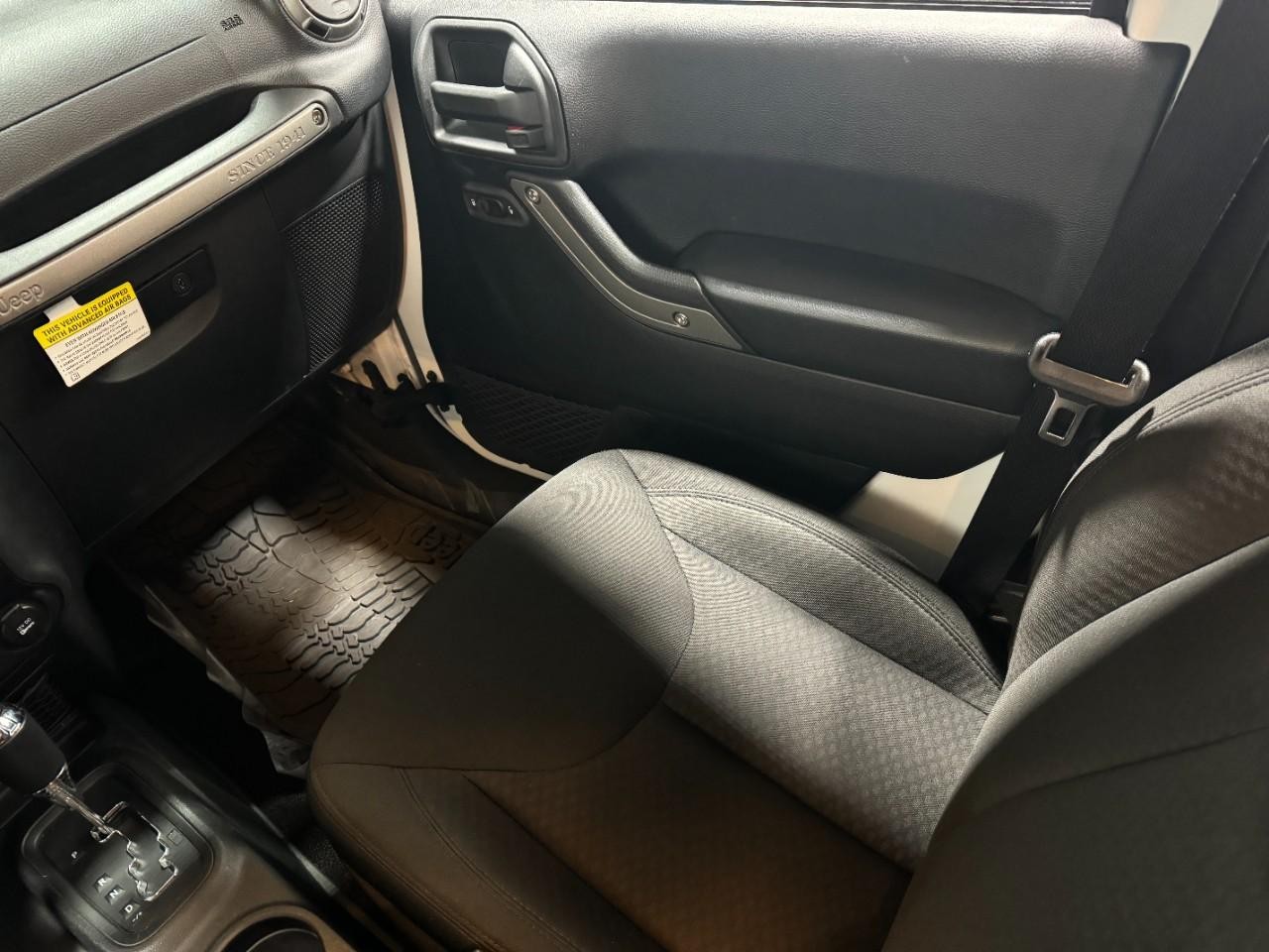 Jeep Wrangler Unlimited Vehicle Full-screen Gallery Image 15