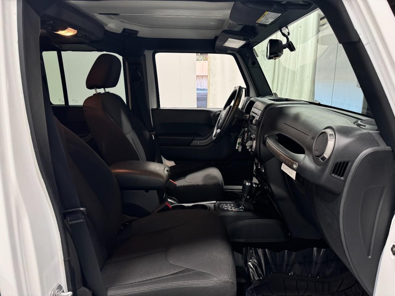 Jeep Wrangler Unlimited Vehicle Full-screen Gallery Image 16