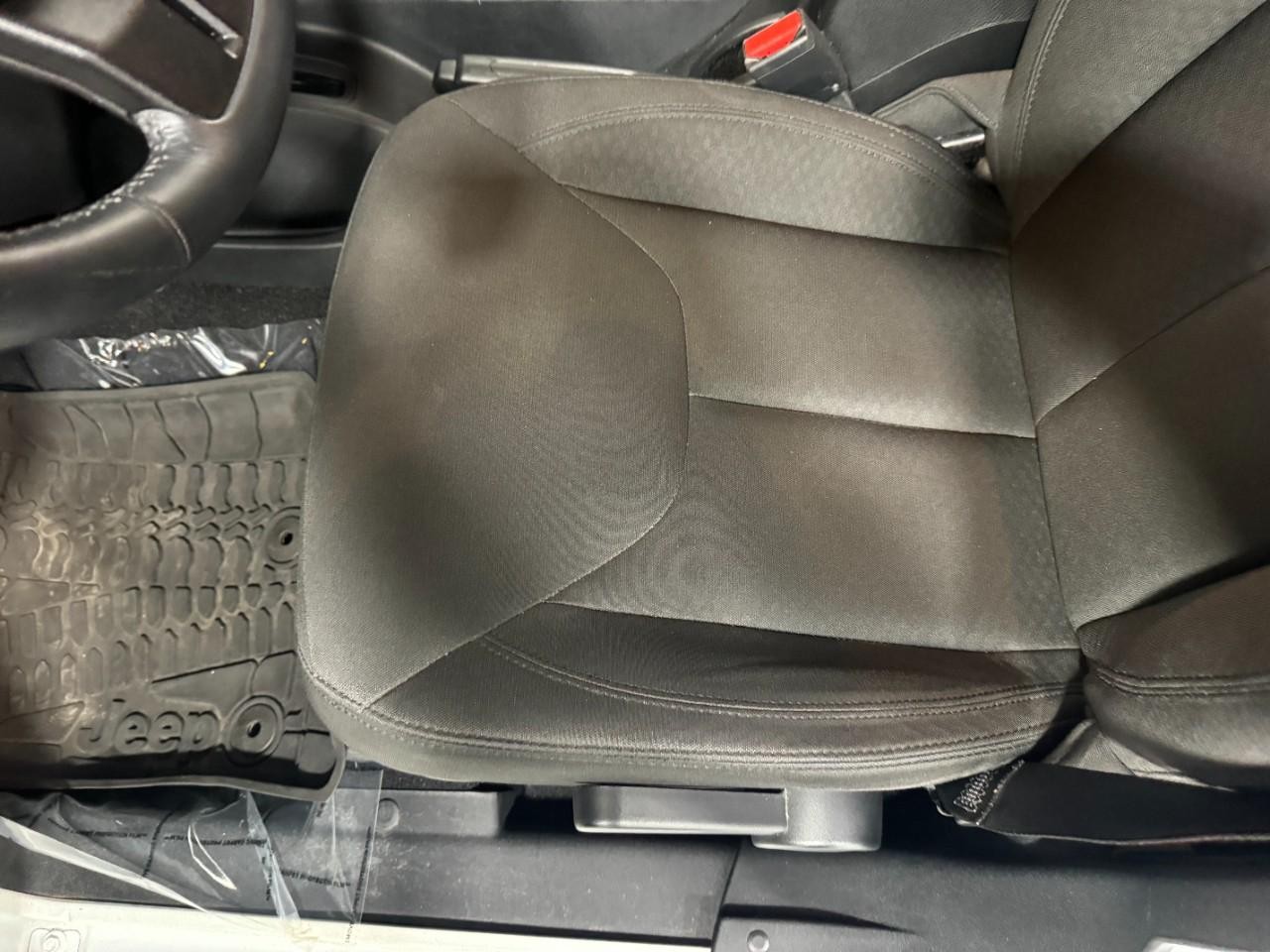 Jeep Wrangler Unlimited Vehicle Full-screen Gallery Image 23